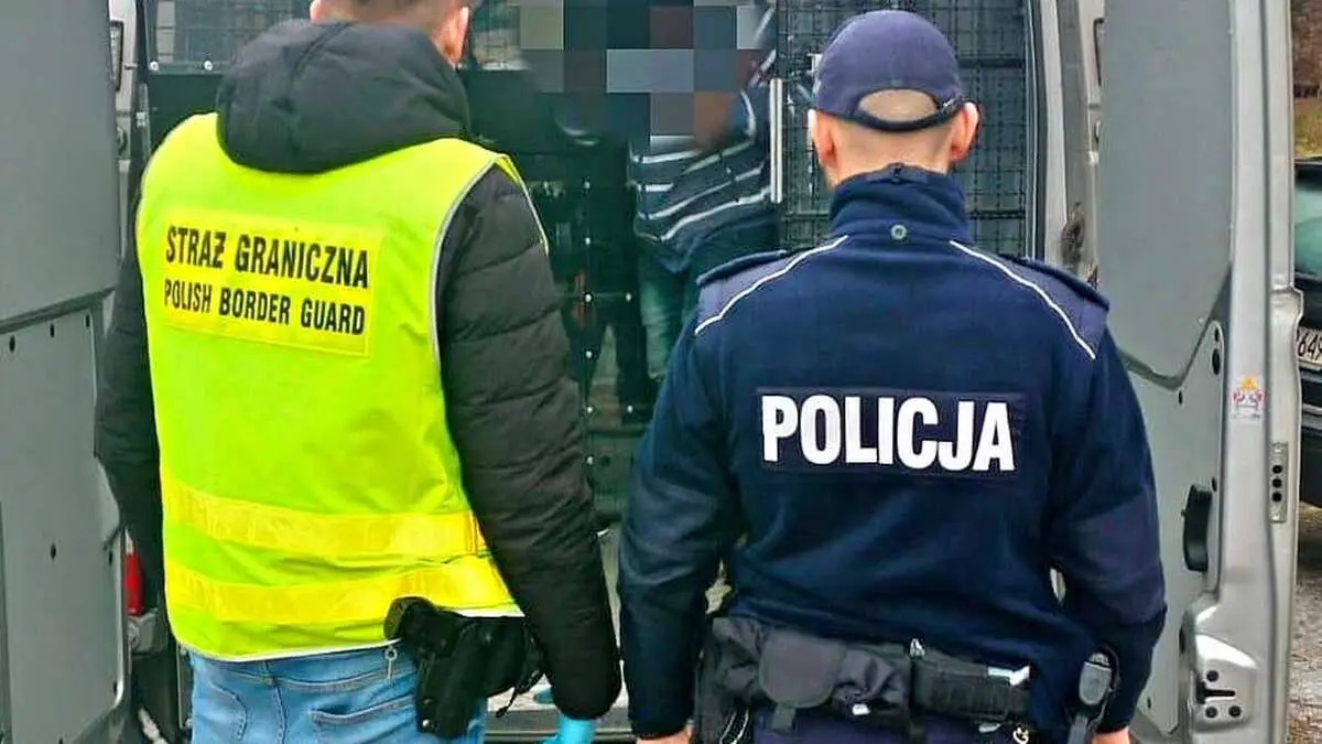 Kierowca z zakazem prowadzenia pojazdów zatrzymany podczas wyprzedzania na przejściu dla pieszych
