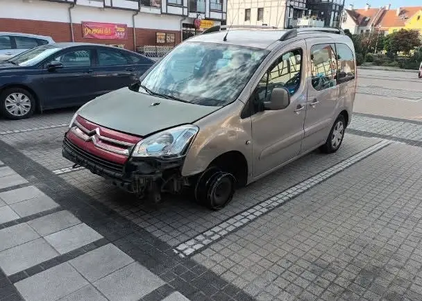 Trzej mężczyźni zatrzymani po kradzieży samochodu i zniszczeniu drogi