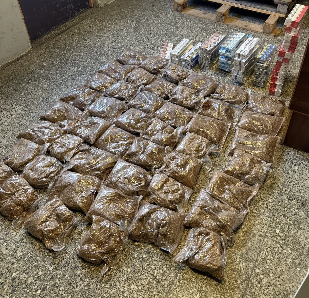 Policja zwalcza nielegalny handel tytoniem, konfiskując ponad 28 kg towaru