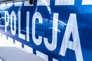 Kolizja sportowego Forda Mustanga z drzewem. 22-latek z zakazem zatrzymany przez policję