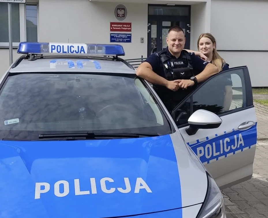Policjanci oraz brat uratowali 53-latka z płonącego domu