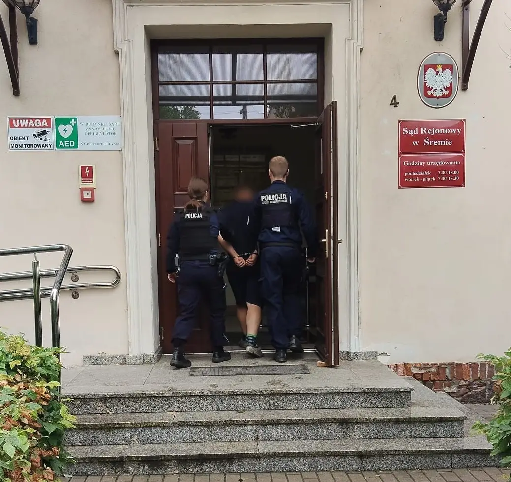 Uciekł do lasu i schował się na tylnej kanapie samochodu. Miał nadzieję, że uniknie odpowiedzialności. Został zatrzymany i doprowadzony przed sąd