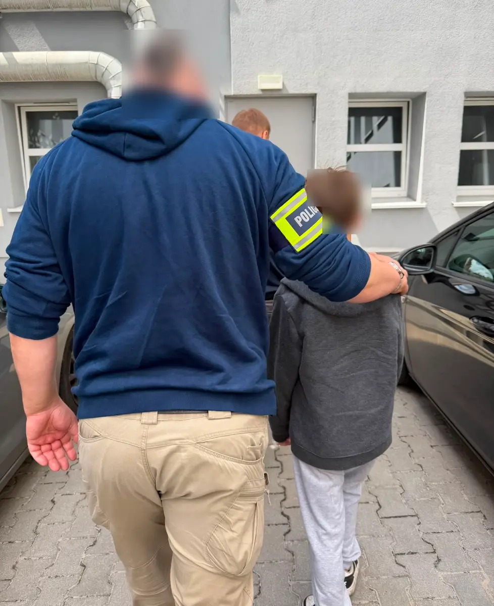 Pożar pięciu samochodów spowodowany podpalenie jednego z nich. Policja ustaliła uczestników zdarzenia
